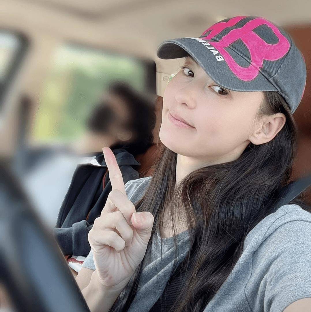 张柏芝载儿子出行,称lucas是"我的老板",素颜清纯如花季少女_陈冠希