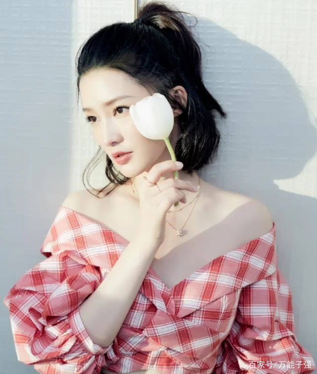 黑长直是很好地展示女神气质的发型,李沁的黑长直看起来温柔而大气,她