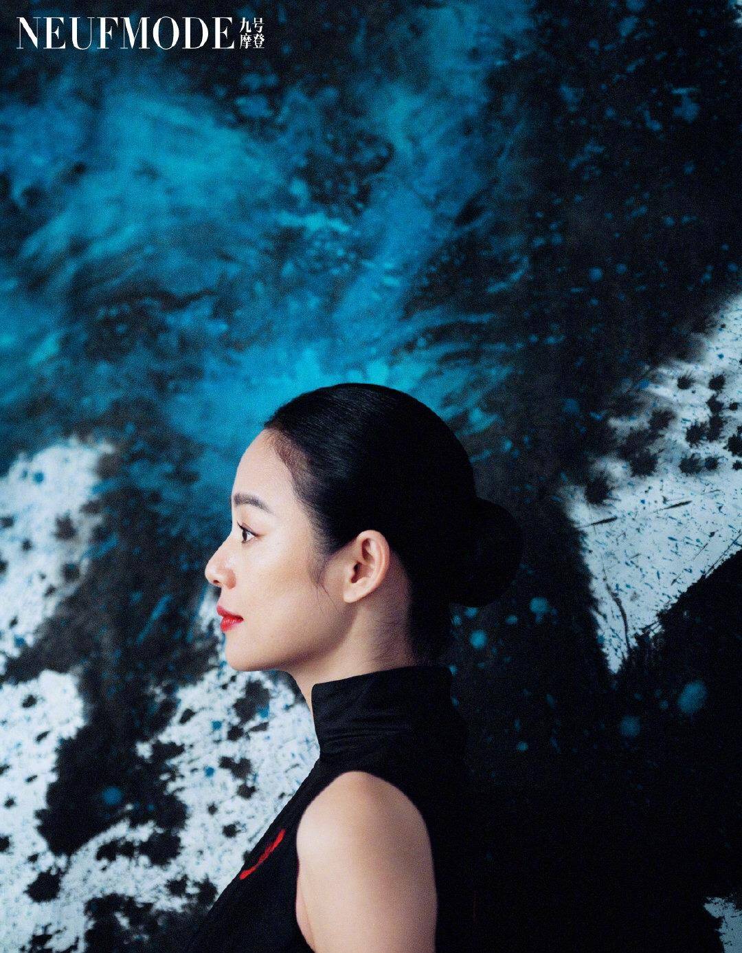 真的不是仙女下凡吗周韵黑色连衣裙搭配经典盘发41岁气质依旧