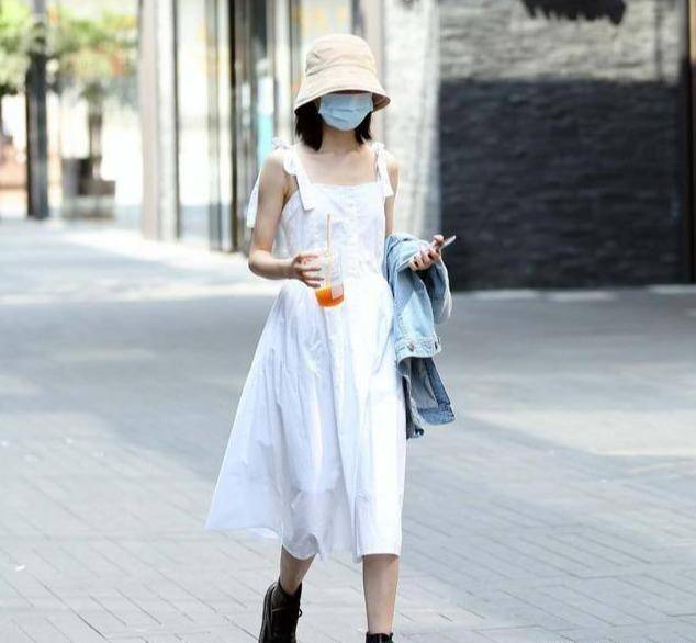 双赢彩票街拍反映出城市的时尚穿着水平看一下江苏美女夏季如何搭配(图1)