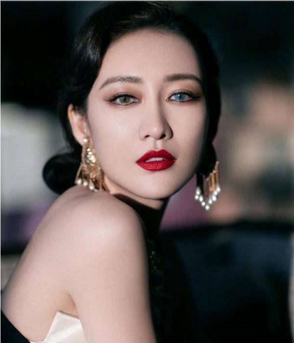 王鸥私房写真曝光,身穿v领无袖黑裙,眼神犀利身材好充满故事感_网友