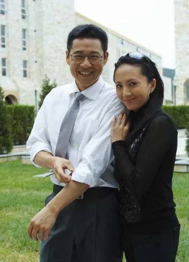 张丰毅也有柔情的一面,娶小12岁妻子,婚后承包洗衣做饭带孩子_吕丽萍