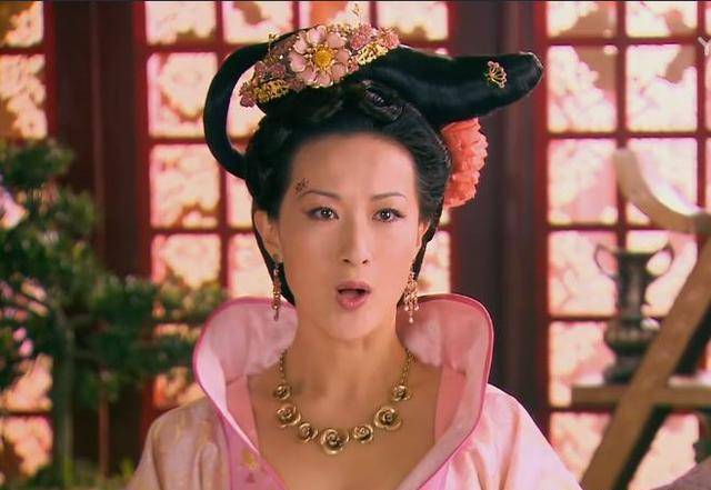 萧淑妃,四妃之一,地位尊崇,她本人受宠不说,又生了两个女儿,一个儿子