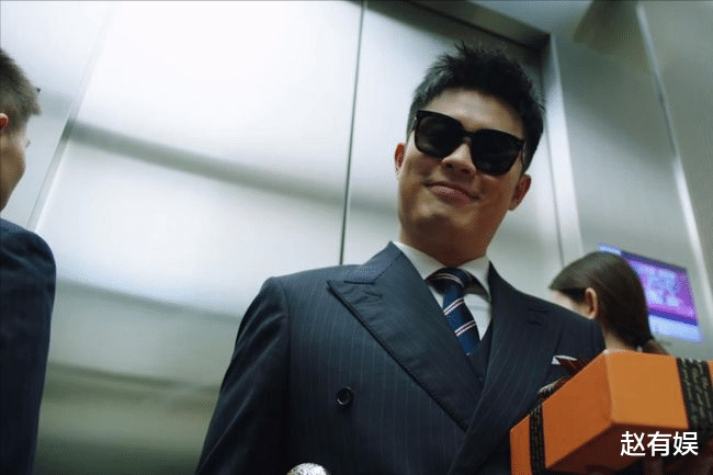 与她有情感关系的是陈赫饰演的一位人物,两人是恋爱的关系.