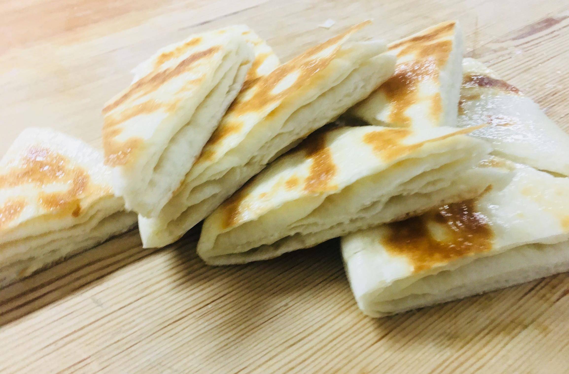 馒头包子,花卷,水饺,烙饼等,今天我给大家带来的就是用发面烙的大饼