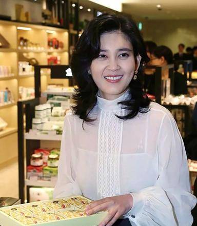 林世玲同框李政宰,逆天铅笔腿引热议,她出身顶级财阀却_李富真_李尹馨