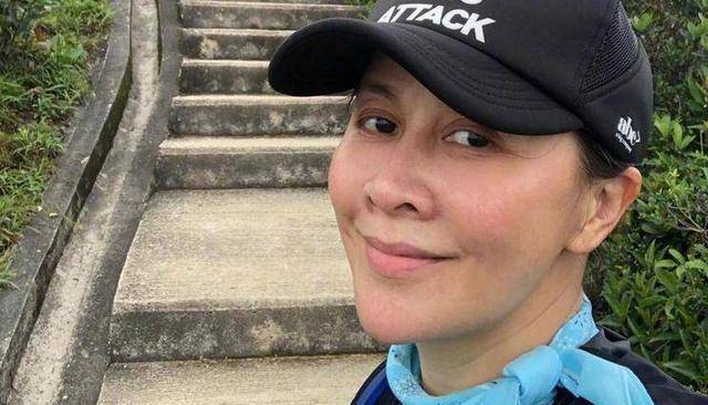 54岁刘嘉玲素颜晨跑被拍,气质全无,网友:像极了老奶奶_照片_女明星