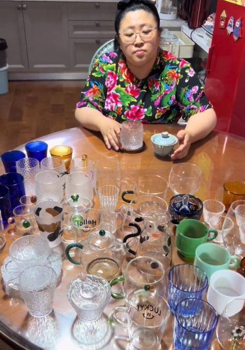 铁兜和胡老师:靠"谎报"价格吸粉500万,真实身份曝光不简单?