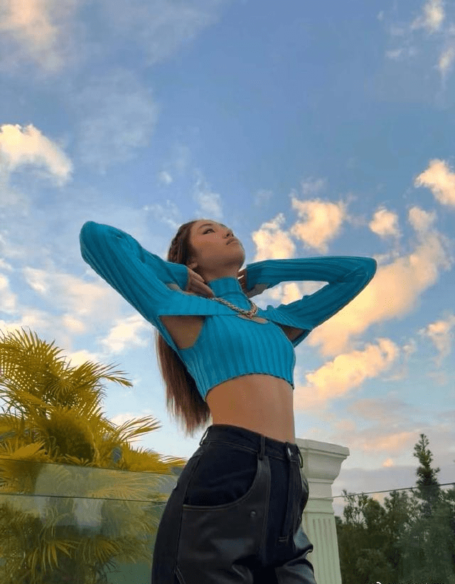 晒比基尼泳装造型,腰线完美惹人羡_任晴佳_父亲_妻子