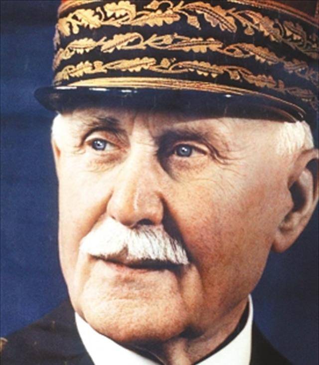 因为在这几天,贝当公开出任了主和派的领袖,向内阁宣读了一份备忘录