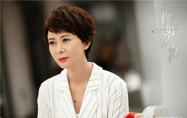 43岁塞娅公主张恒晒近照,穿白裙少女感十足,俩女儿遗传其高颜值_婚姻