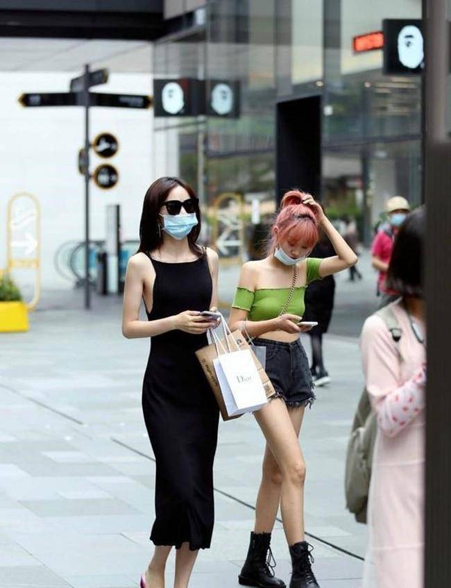 双赢彩票街拍反映出城市的时尚穿着水平看一下江苏美女夏季如何搭配(图4)