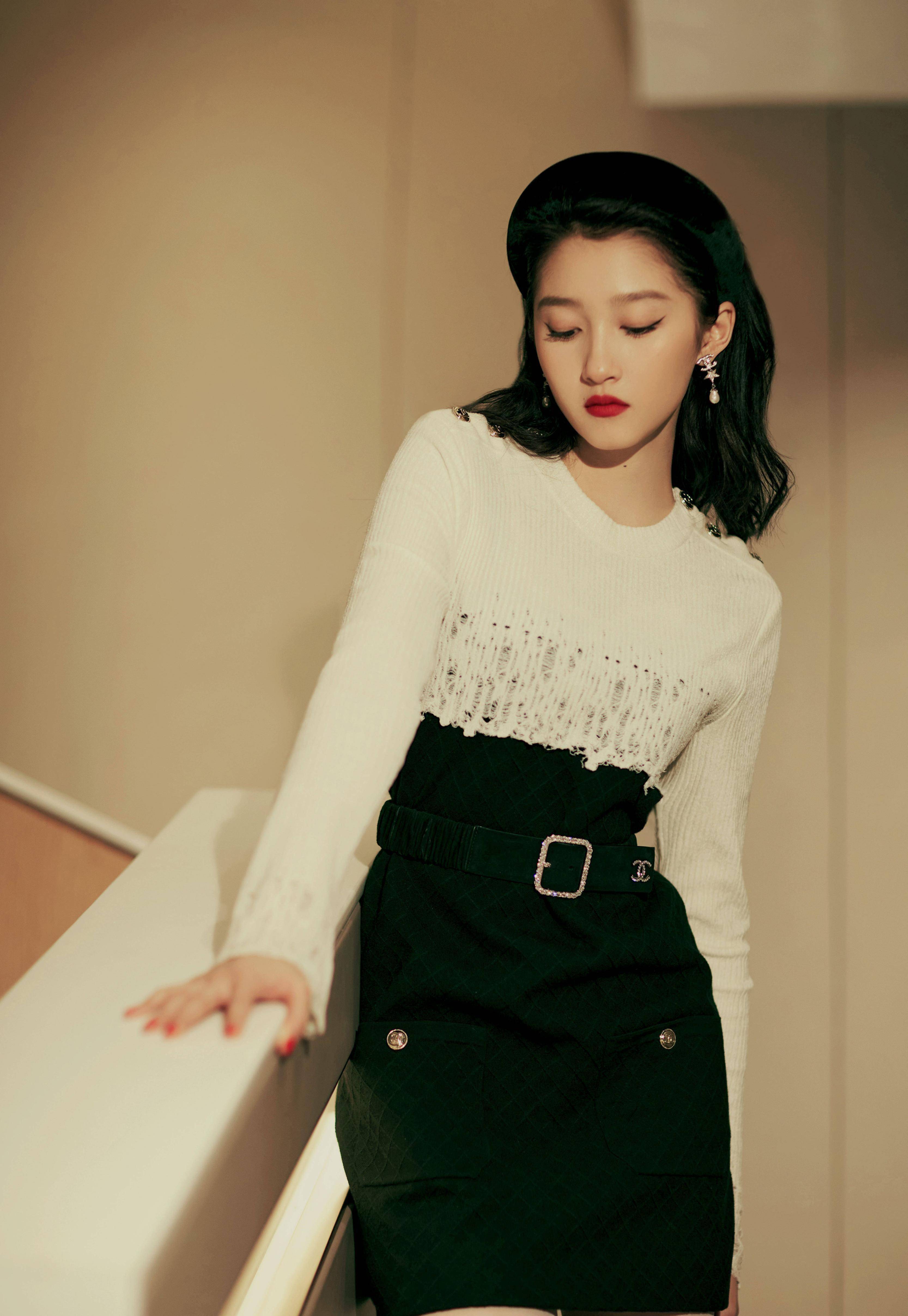 "打工人"关晓彤时尚大片,秋冬系列的羊毛连衣裙,变身复古女郎_女生