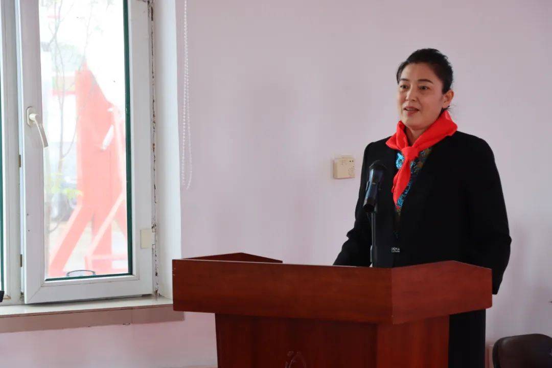 敦化市委常委宣传部部长孙红霞为翰章乡新乡村复兴少年宫揭牌