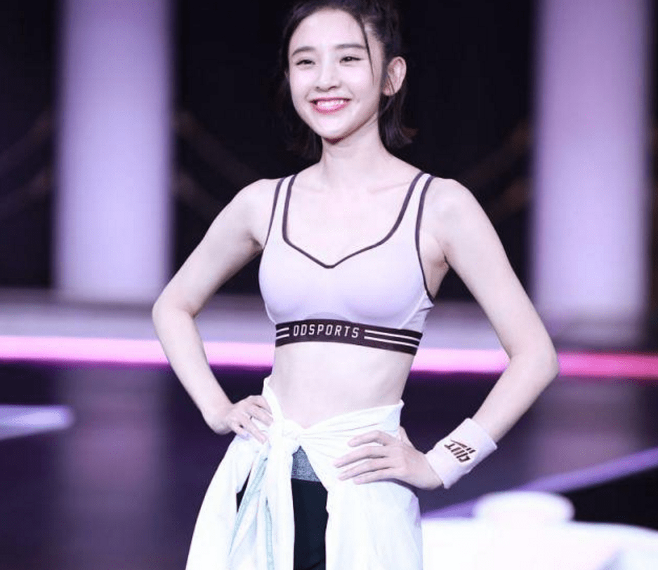 原创唐艺昕穿半截内搭t台走秀当看到她下腋我没眼花吧