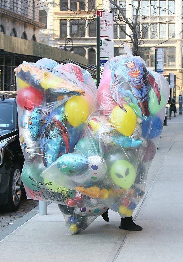 除了街机,几袋子气球也陆续送到了公寓,里面不乏有超级英雄的身影.