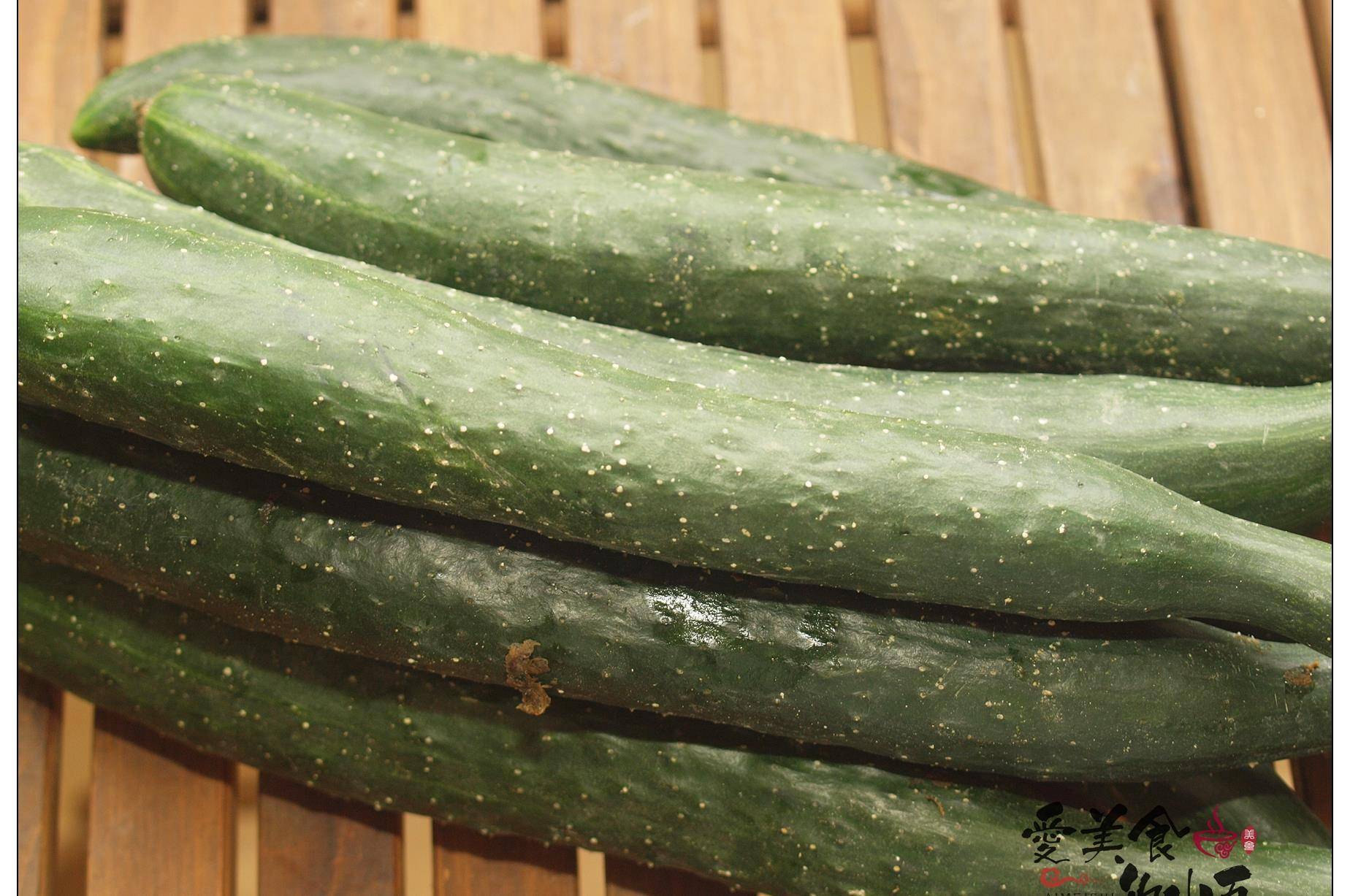 虾瓜挑选瘦身的,刺比较洗净,晾干水分.