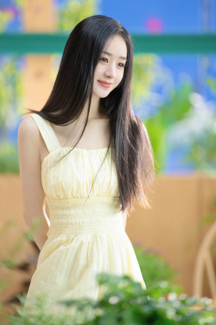 原创赵丽颖分手后更美了紫色毛衣搭配白裤温柔可人小露肩真好看