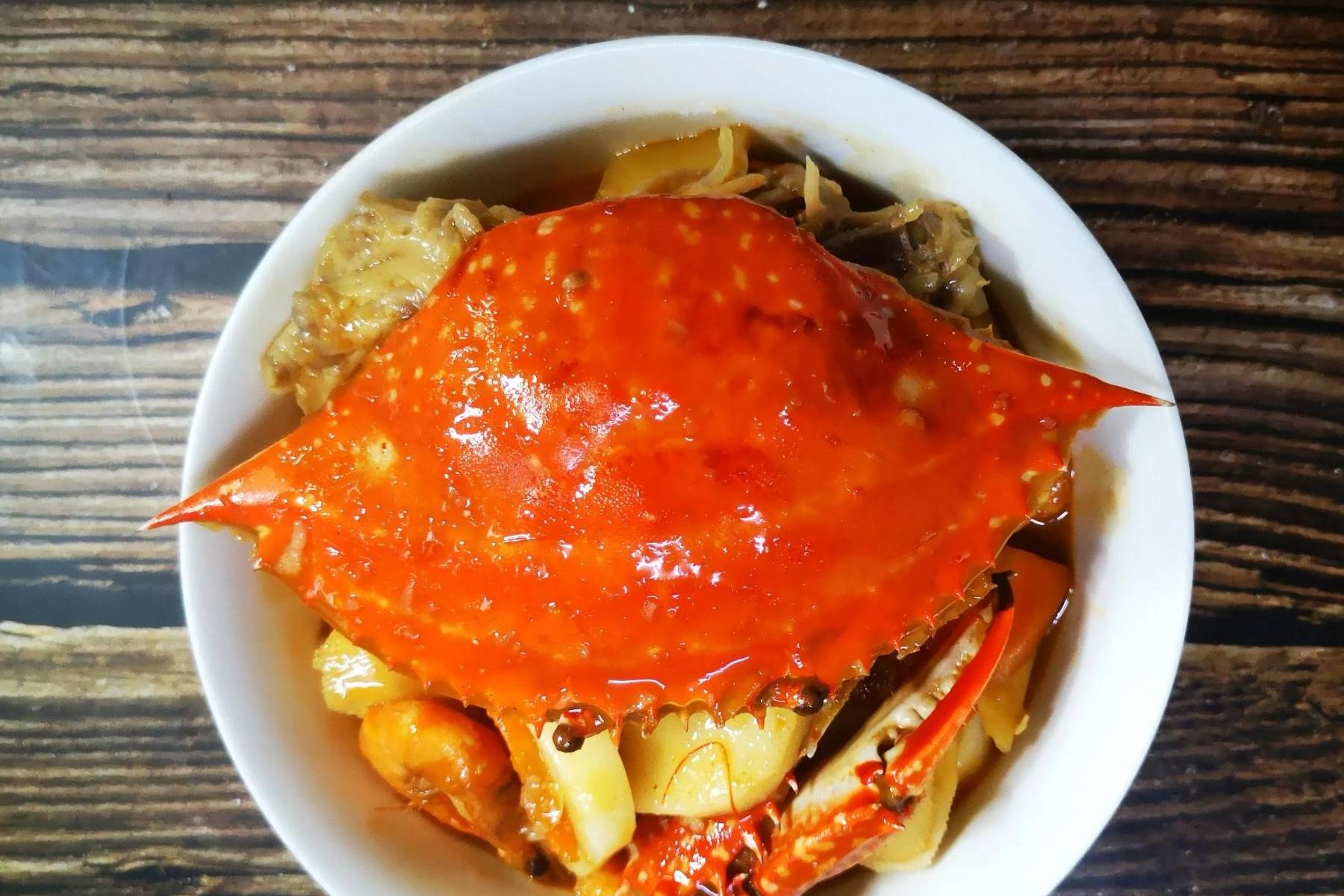 肉蟹煲在家做，活虾活蟹吃着放心又美味，不去饭店一样吃美食
