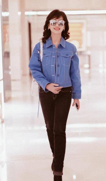 原创赵雅芝又扮嫩成功蓝色牛仔外套配紧身裤哪像奶奶辈