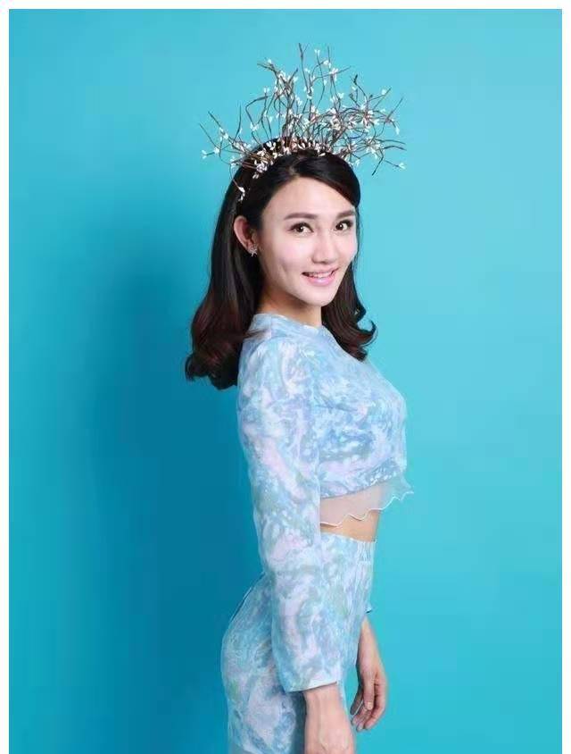 小董卿龍洋舞臺最年輕主持人集美貌與才華於一身的湘妹子