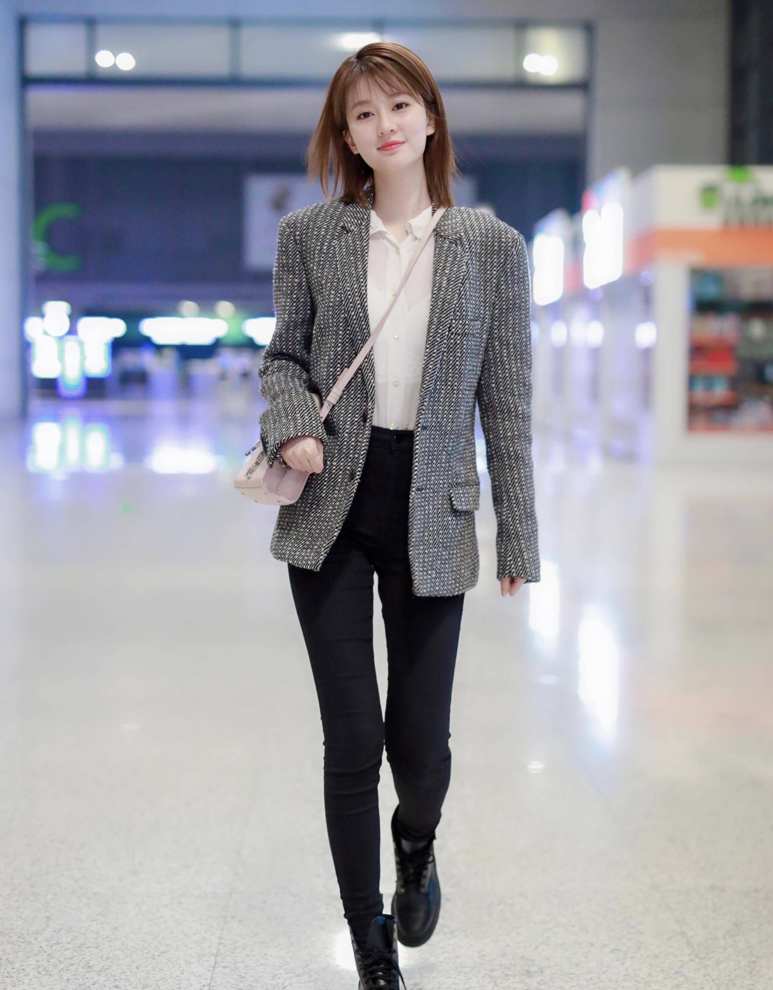 乔欣这次飘了,裤子修身的过分,大长腿和三七分身材,都安排上了_气质_