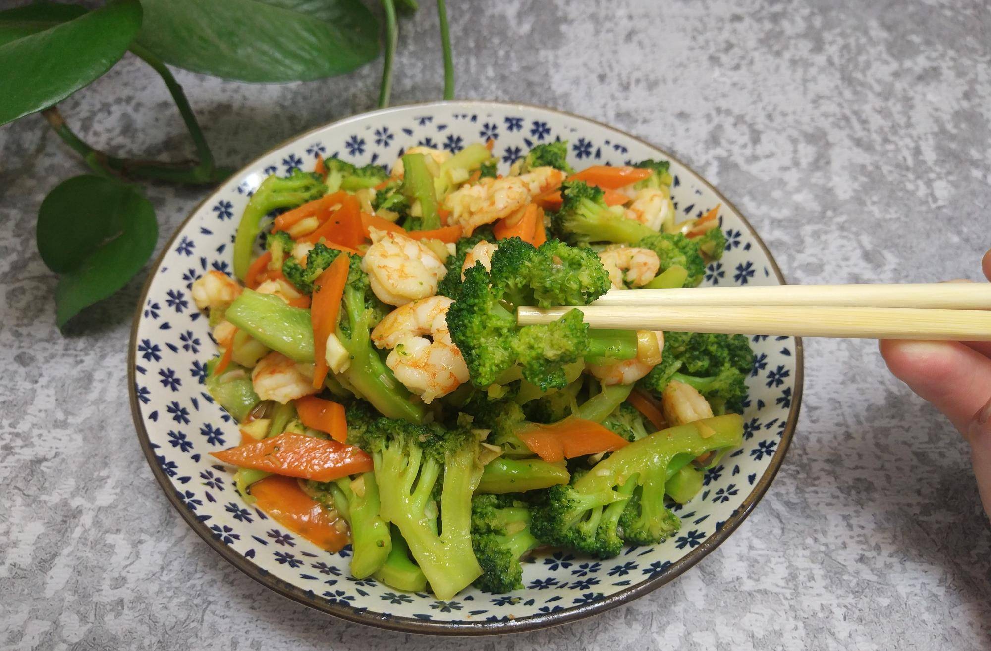 西蓝花炒虾仁怎么做才好吃?记得这俩窍门,西蓝花翠绿美味不发黄_孩子_蔬菜_道菜