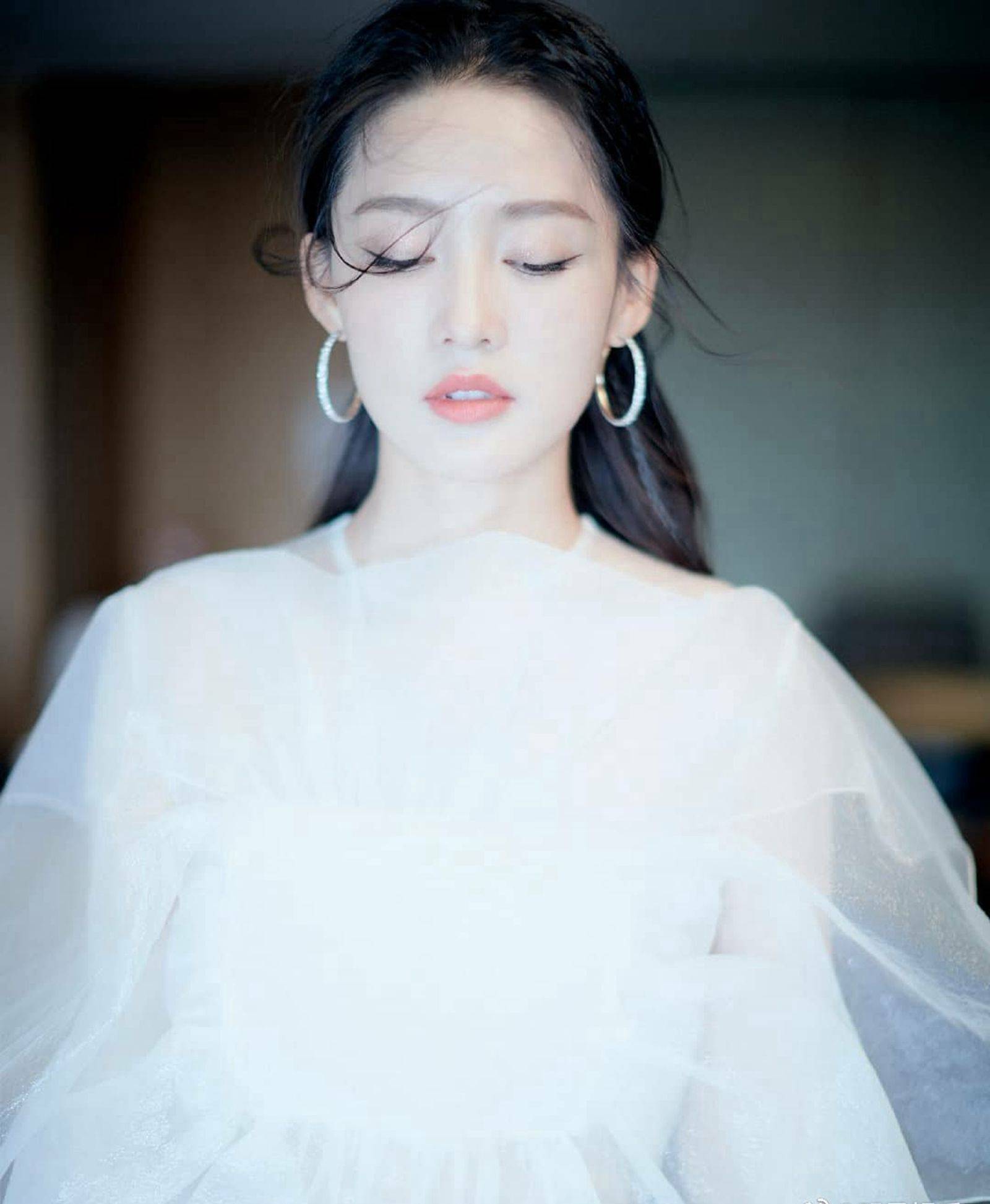 李沁白纱裙优雅恬静写真