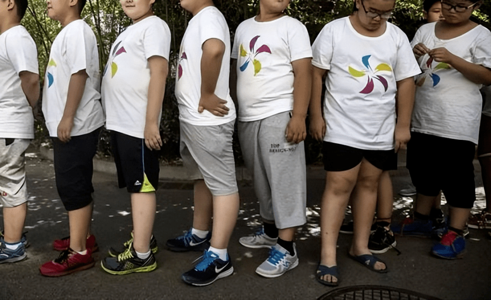 越来越多的年轻人宅在家里,打游戏,刷视频,年纪轻轻就发福变形,一身