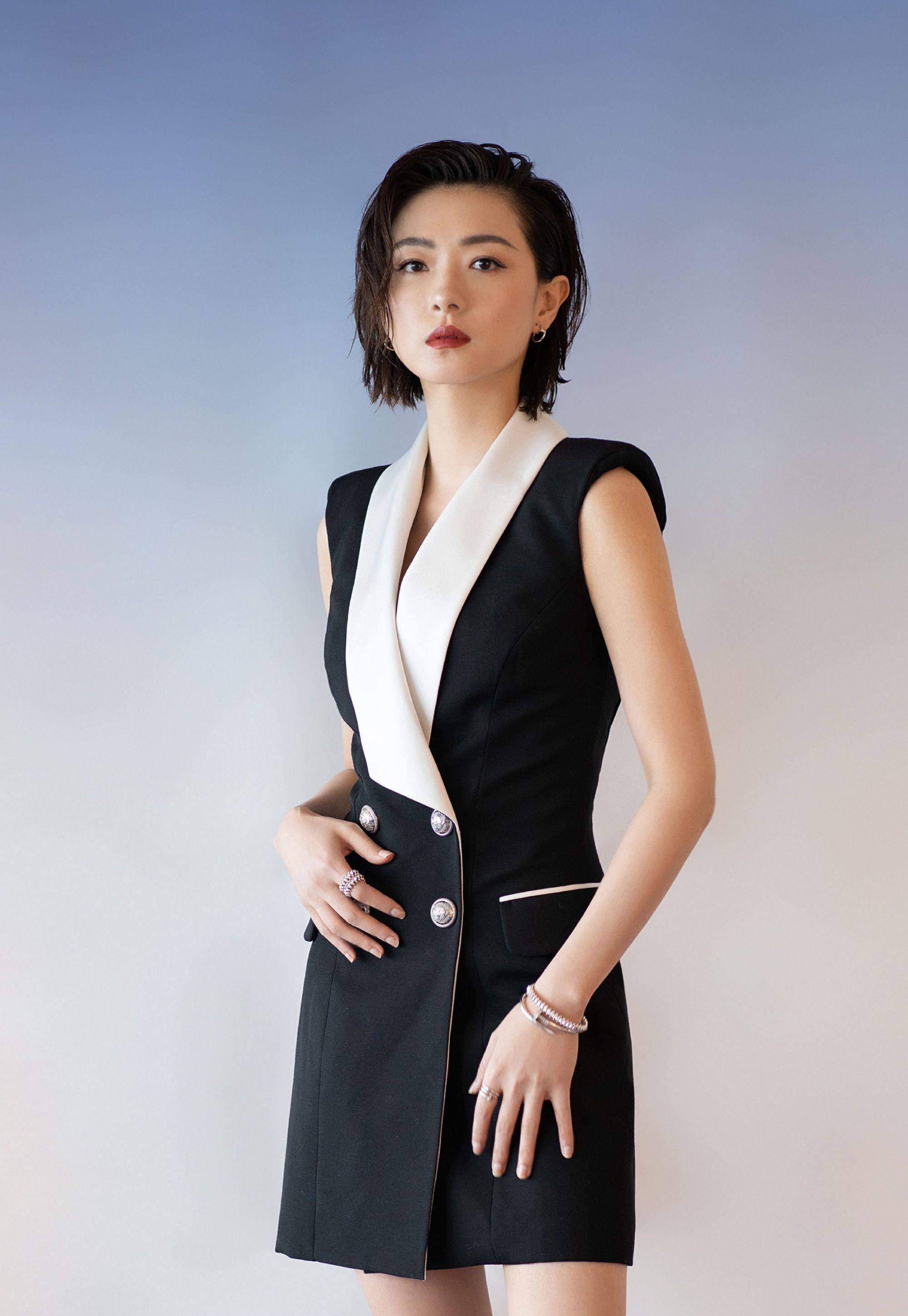 原创38岁万茜穿搭翻车满身印花西装造型像村口大妈女神也不能驾驭