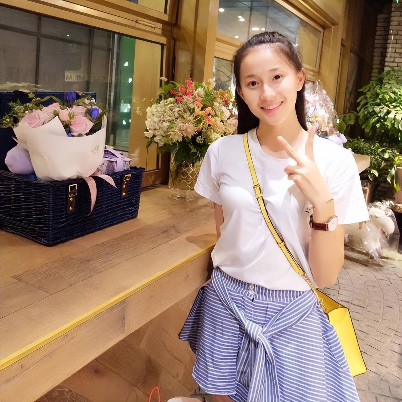 孙杨25岁女友真漂亮穿粉色衬衫裙清纯甜美不愧是体操女神