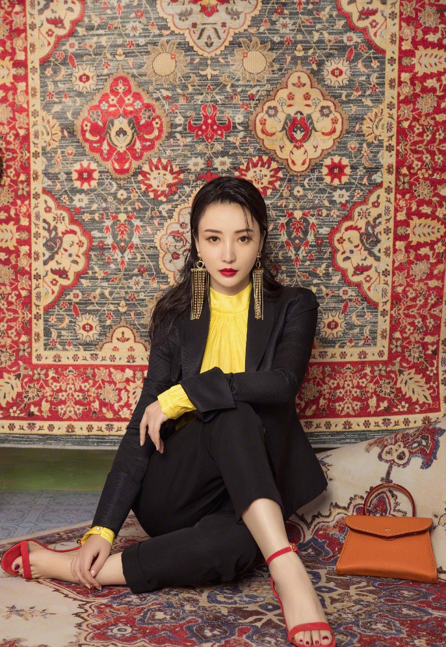 柳岩还是那么放的开!