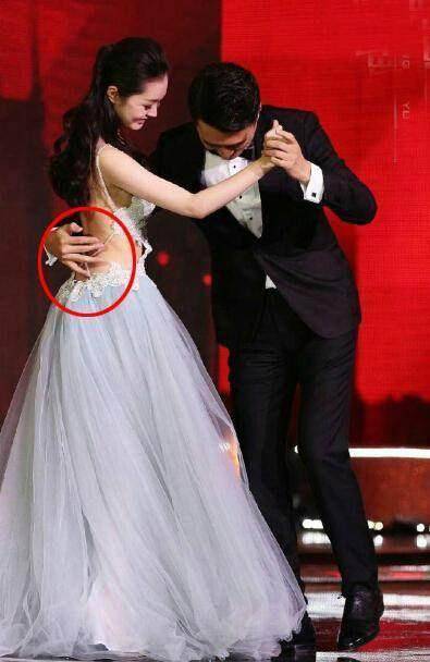 邓伦再现"绅士手",盘点一下圈里的"绅士手",你们