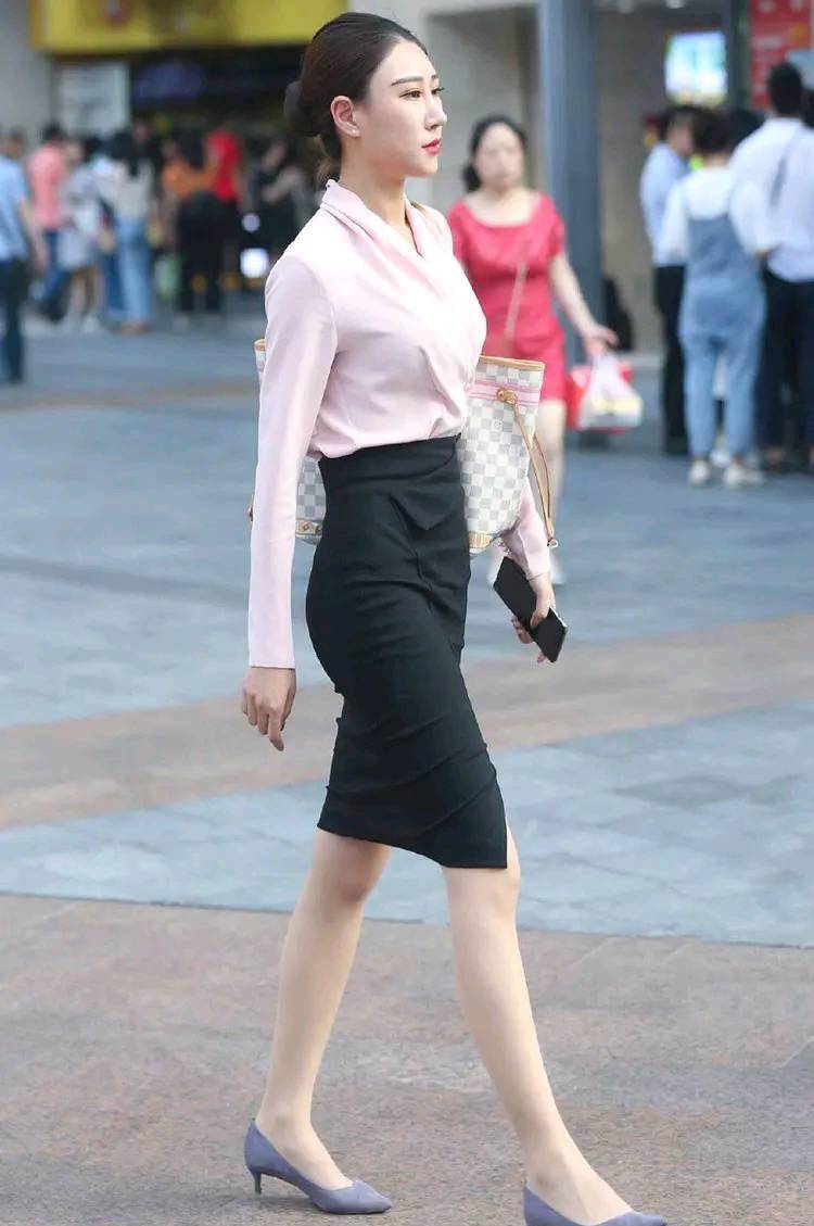 美女穿着标准职业装,精致感十足,展现时尚魅力_高跟鞋_黑色_马甲