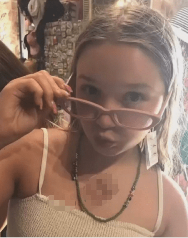 贝克汉姆女儿对镜自拍,穿印花衬衫显富贵