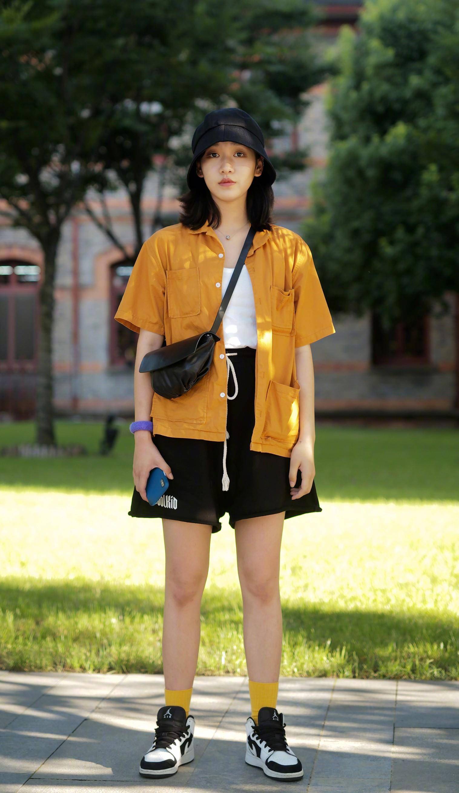 炎炎夏日,年轻的小女生都在穿短裤,简洁的搭配,青春活力感十足_美女