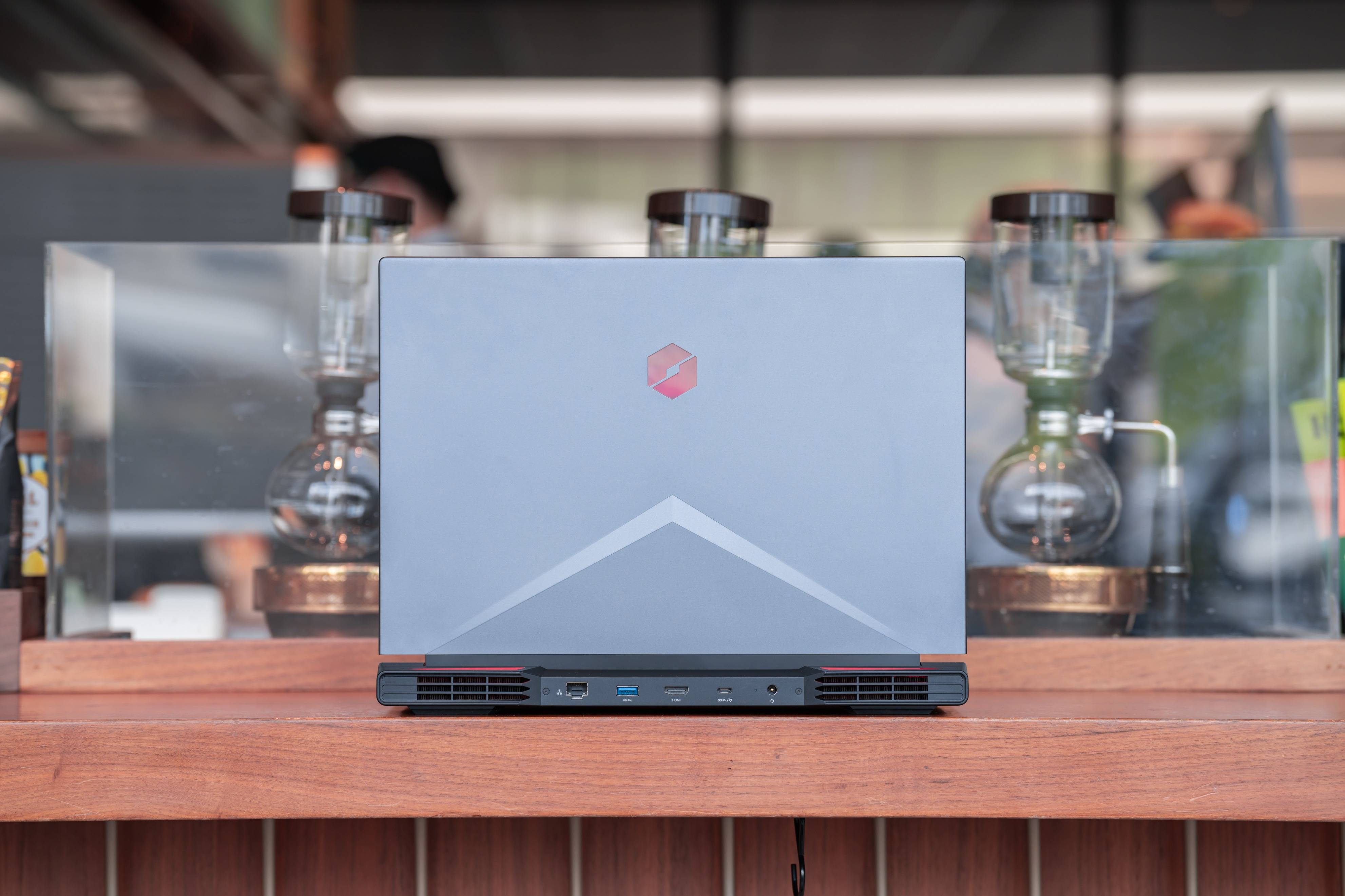 机械革命蛟龙 16:AMD 锐龙 7 6800H + 140W 满血 RTX 3060 的硬核游戏本