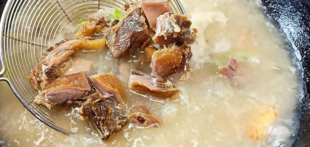 腊鸡这样炖最好吃,味道咸香微辣,是一道风味独特的下饭下酒菜_五花肉