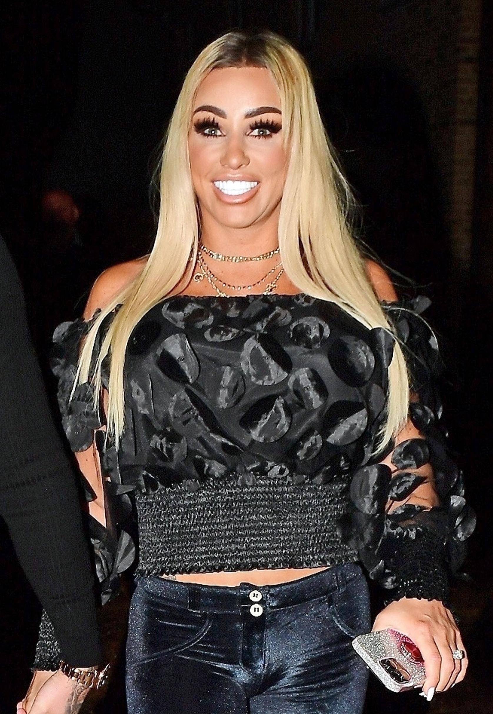 凯蒂·普莱斯经过最新整容手术后首次展示新面孔,表示自己只微调_进行