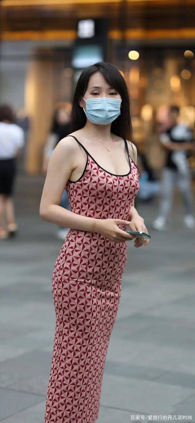 原创街拍粉色格纹吊带连衣裙露肩又露背尽显优雅女神范