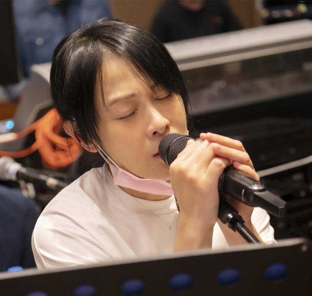 原创刘若英真有51岁穿t恤素颜出镜似20岁少女脸上光滑无皱纹