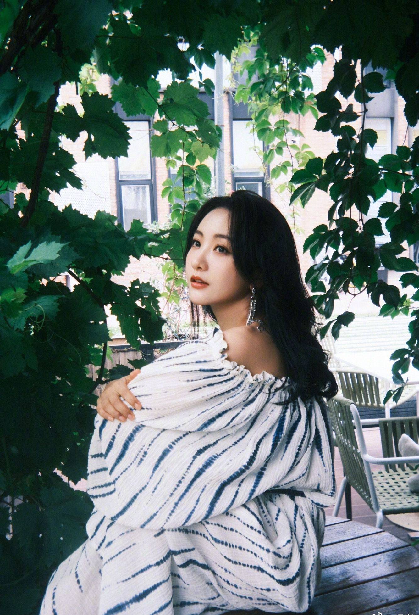 杨蓉一字露肩条纹连衣裙性感写真_杨蓉_条纹_连衣裙