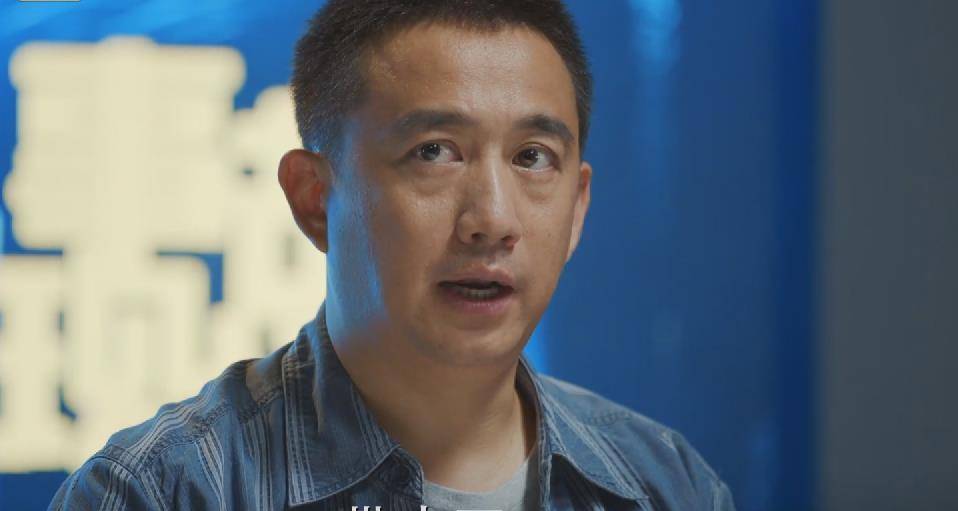 把每一位演员真实的状态展现在镜头前,黄磊饰演的张卫国,肤色暗沉