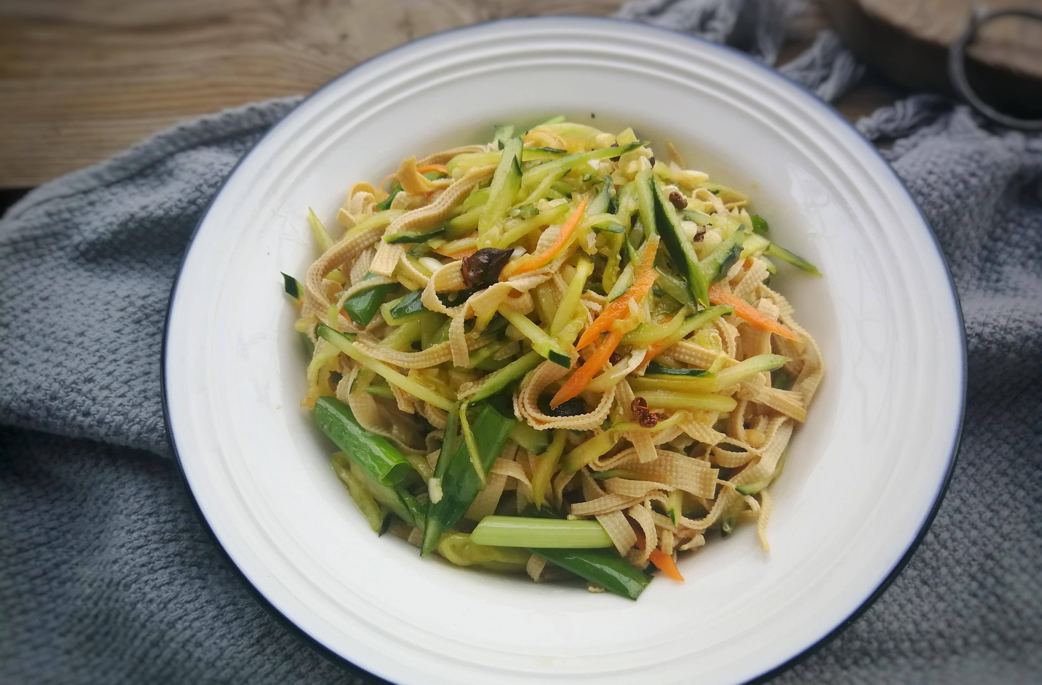 原創涼拌豆腐皮夏日裡不可錯過的一道涼拌菜做法簡單口感豐富