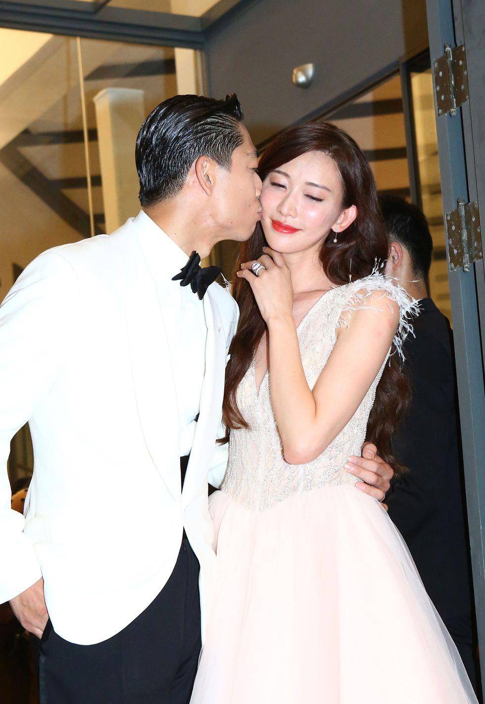 林志玲akira携手登上时尚杂志开年封面互穿高领衫画面太甜了