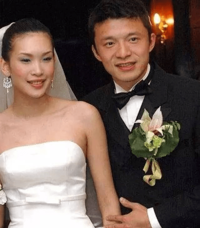 与名宿谢晖分手获得巨额分手费离婚11年,超模佟晨洁的现状如何?
