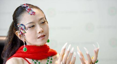 杨丽萍为逼真艺术效果,在身上作画当衣服,镜头逼近让人不淡定_舞蹈