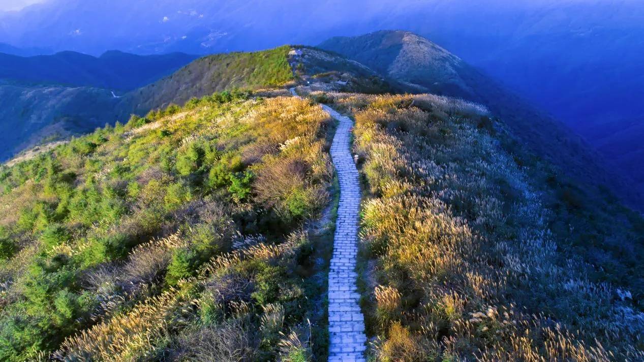 湖南一座全年开放的山，是湘中第一峰，属于国家级森林公园