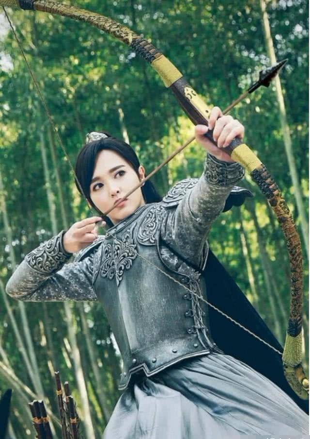 女明星的"将军造型"有多飒?赵丽颖帅气,杨幂冷酷,看到热巴:恋爱了