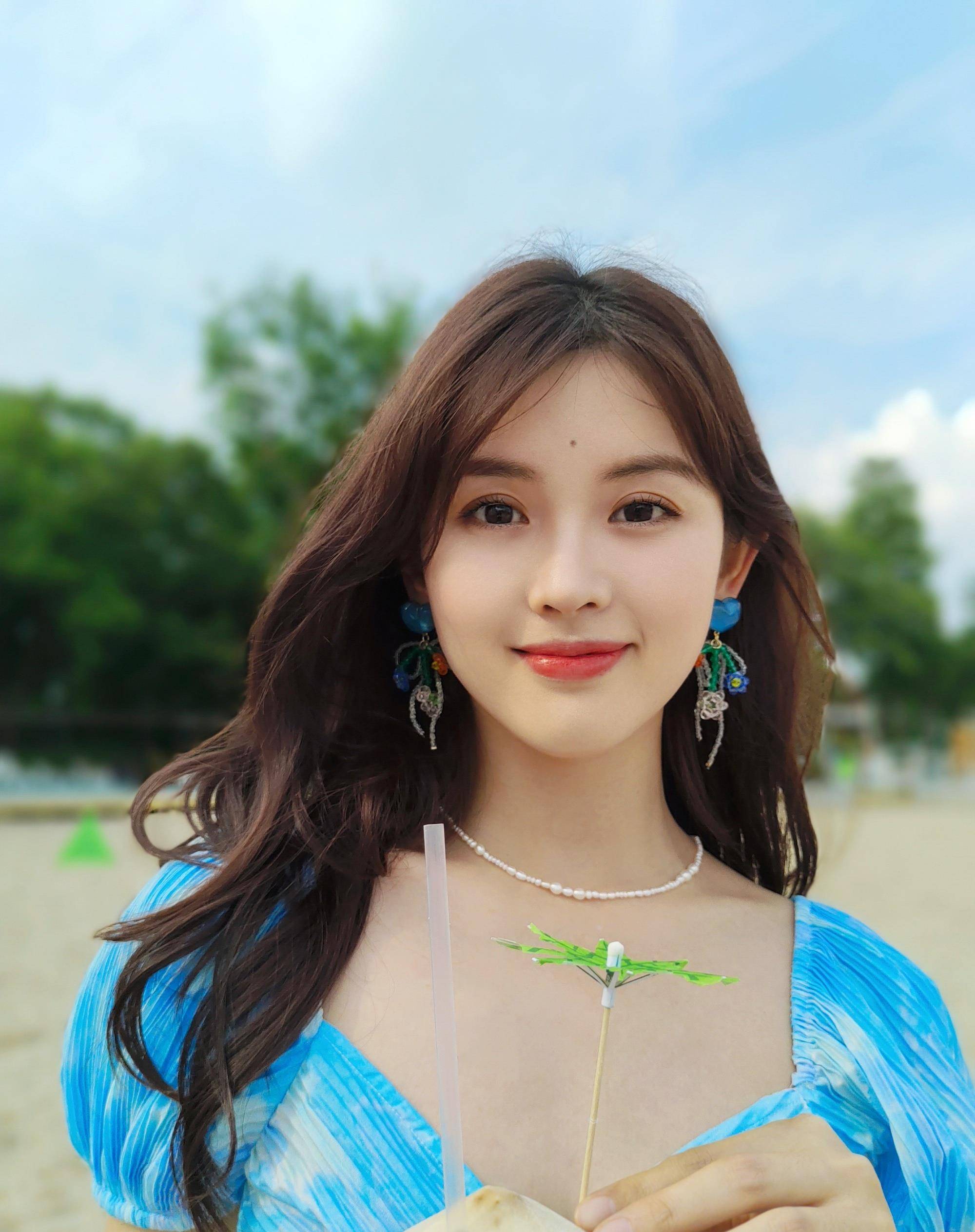 南昌大学校花钟恩淇海滩散步,蓝色长裙,迷人笑容如少女一般_写真_社交